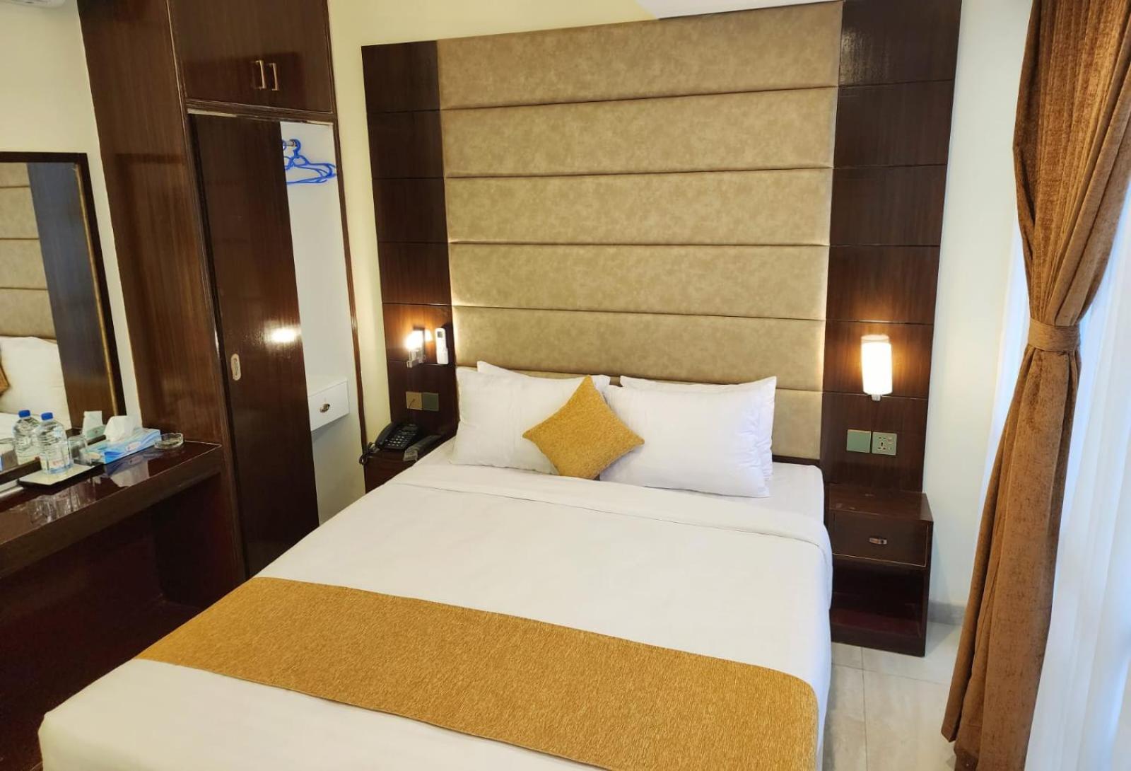 White Park Hotel & Suites Csittagong Kültér fotó